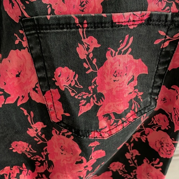 NWT  Rock & Republic Hamburg Rose Print Jeans Size 4 - Picture 4 of 7